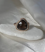Load image into Gallery viewer, Chocolate Sapphire Sparkle Twist Band Ring