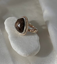 Load image into Gallery viewer, Chocolate Sapphire Sparkle Twist Band Ring