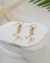 Load image into Gallery viewer, Shark Tooth Arrow Chain Earrings