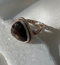 Load image into Gallery viewer, Chocolate Sapphire Sparkle Twist Band Ring