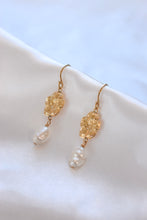 Load image into Gallery viewer, Bella Flower Earrings