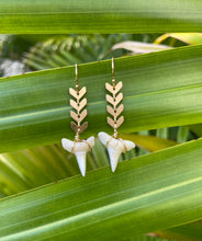Load image into Gallery viewer, Shark Tooth Arrow Chain Earrings