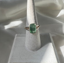 Load image into Gallery viewer, Gold Ball Banded Ring- green kyanite
