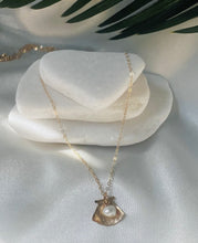 Load image into Gallery viewer, Pearly Shell Necklace
