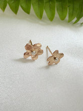 Load image into Gallery viewer, Blooms Stud Earrings
