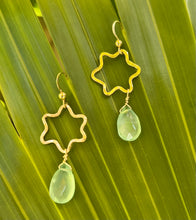 Load image into Gallery viewer, Funky Flower Earrings Chalcedony
