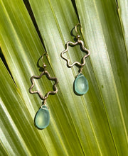 Load image into Gallery viewer, Funky Flower Earrings Chalcedony
